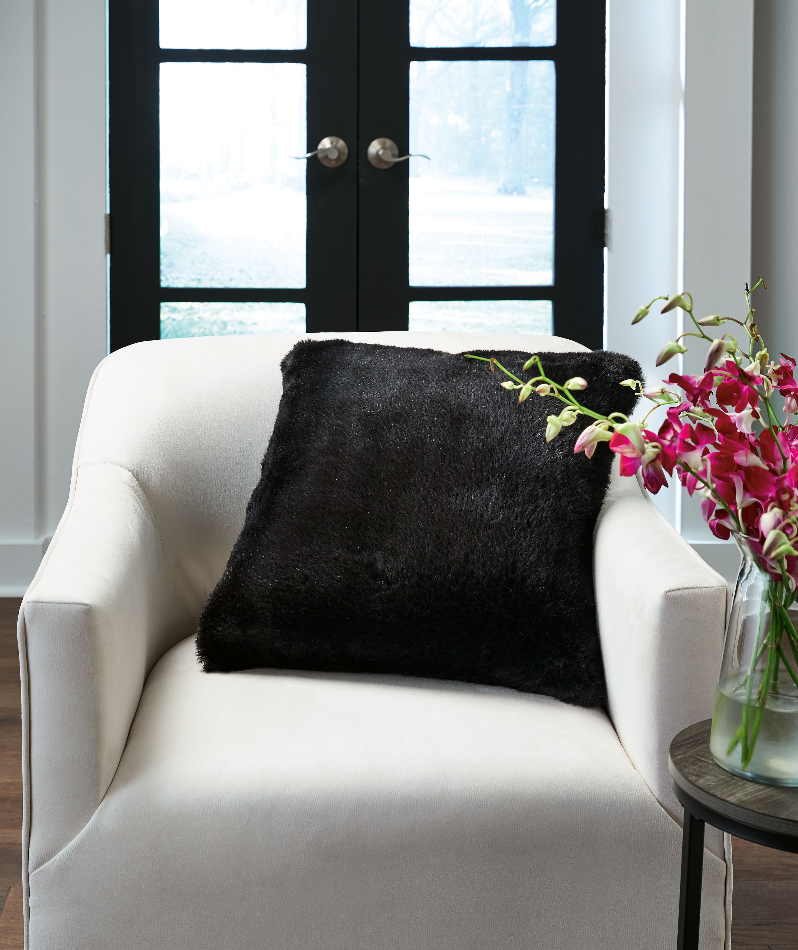 Gariland - Pillow - Black