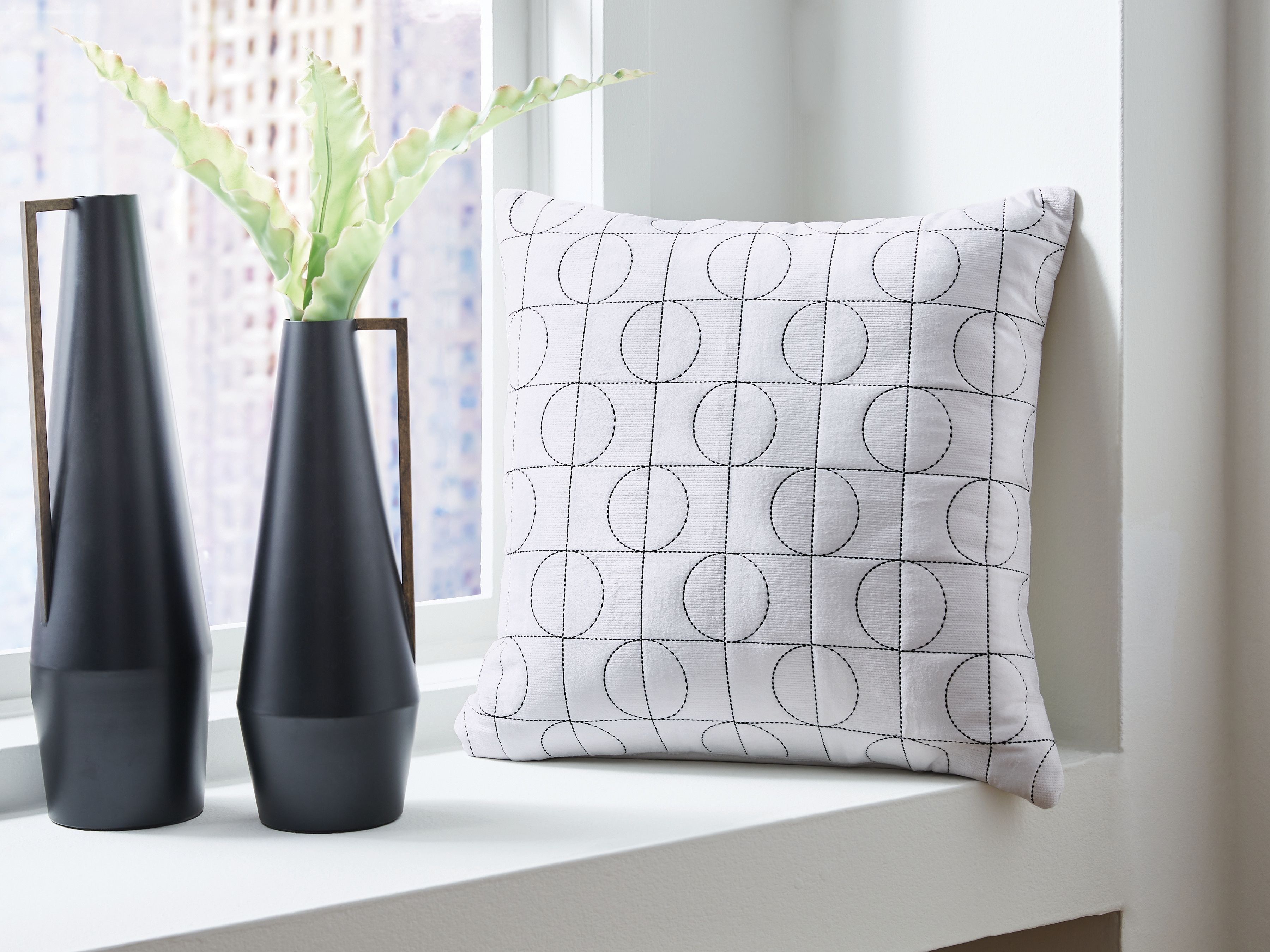Kydner - Pillow (Set of 4) - White / Black